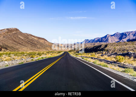 Morgen auf der Autobahn Kreuzung Death Valley National Park, Kalifornien Stockfoto