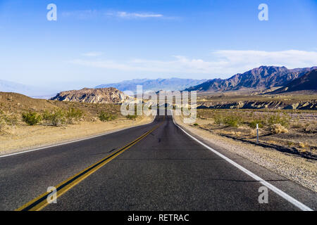 Morgen auf der Autobahn Kreuzung Death Valley National Park, Kalifornien Stockfoto