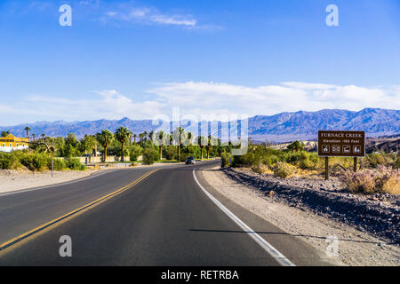 Autobahn durch Death Valley National Park, Furnace Creek 190 Meter unter dem Meeresspiegel Schild an der Seite der Straße; Calfiornia Stockfoto