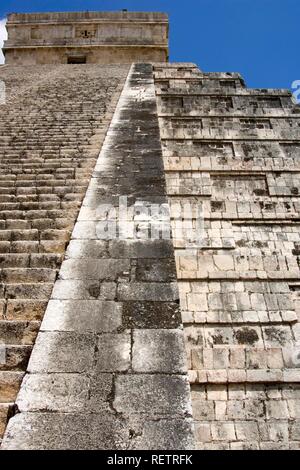 Chichen Itza, Treppen der abgestuften Pyramide des Kukulkan, El Castillo, Yucatan, Mexiko, UNESCO Weltkulturerbe Stockfoto