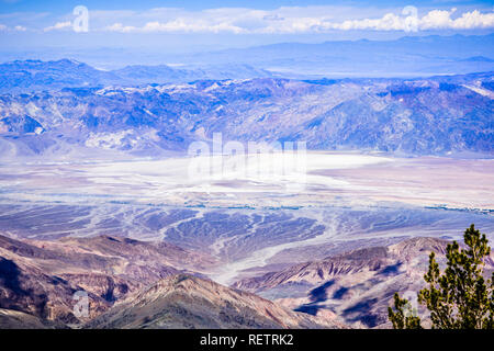 Super Blick auf das Badwater Basin (282 m unter dem Meeresspiegel, der niedrigste Punkt in Nordamerika) wie aus Telescope Peak, Höhe stellvertretender Unterstützung gesehen Stockfoto