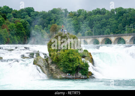 Panoramalandschaft des Rheinfalls (Rheinfall). Es ist der größte Wasserfall in Europa. Das Hotel liegt in Oberrhein, Neuhausen, Schaffhausen, Schweiz. Stockfoto