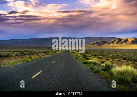 Abendlicht leuchtenden Emigrant Canyon Road, Death Valley National Park, Kalifornien Stockfoto