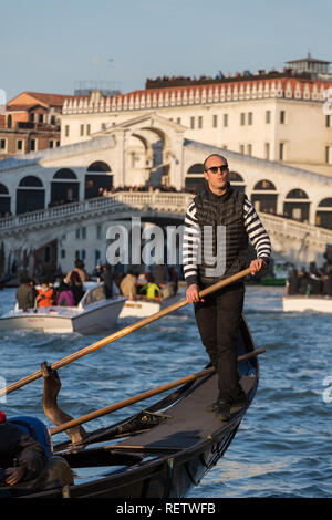 Venedig, Italien, 21. März 2018: Venezianische Gondoliere, Touristen auf der Gondel am Grand Canal in Venedig. Stockfoto