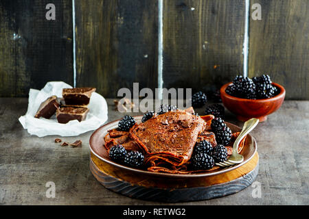 Hausgemachte Schokolade dünne Pfannkuchen, Crepes mit frischen Brombeeren Stockfoto