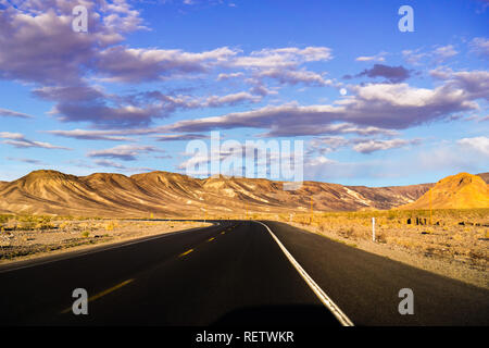 Die Fahrt durch das Death Valley National Park bei Sonnenuntergang, Kalifornien Stockfoto