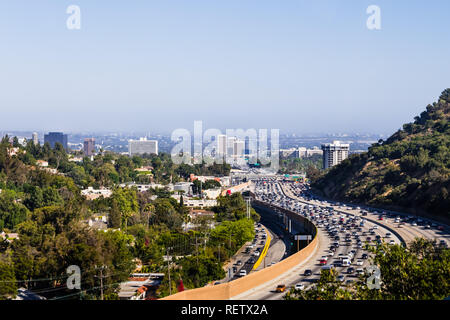Blick Richtung Westen Los Angeles auf einem dunstigen Tag; starker Verkehr auf der Autobahn 405; Kalifornien Stockfoto