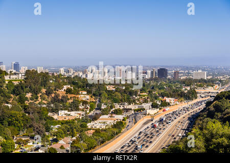 Blick auf die Skyline von Westwood Nachbarschaft; Autobahn 405 mit starkem Verkehr im Vordergrund; Los Angeles, Kalifornien Stockfoto