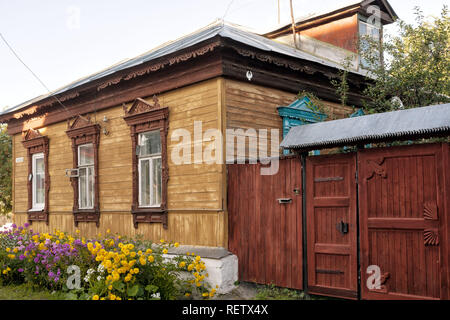 Kolomna, Russland - 14. August 2018: Holzhaus und Holztor mit dekorativen Schnitzereien in der Altstadt von Kolomna in Russland. Stockfoto