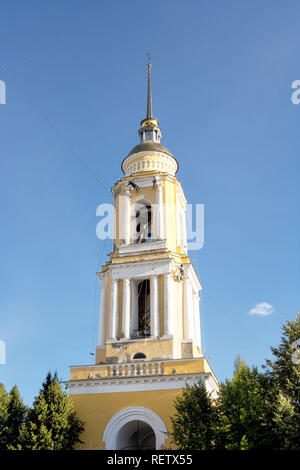 Kolomna, Russland - 14 August, 2018: Arbeiter Malerei der Glockenturm der Kirche am Tor der Heiligen Dreifaltigkeit weiblichen orthodoxen Kloster in Kolomna, Moskau Stockfoto