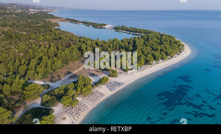 Strand in der Nähe von Paragga Glarokavos Strand in Halbinsel Kassandra. Chalkidiki, Griechenland Stockfoto