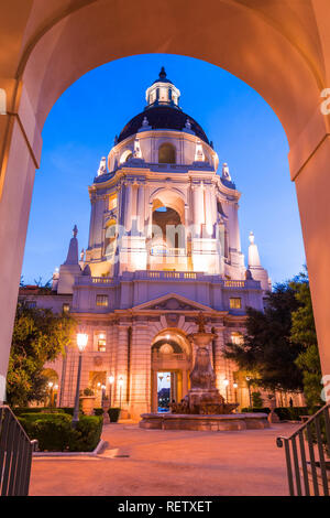 Nacht Blick von der schönen Fassade und den Innenhof der historischen Rathaus Gebäude von Pasadena, die von einem äußeren Bogen umrahmt, Los Angeles County, Kalifornien Stockfoto