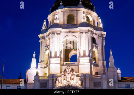 Nacht Blick von der schönen Fassade des Pasadena City Hall in der Nähe von Los Angeles, Kalifornien Stockfoto