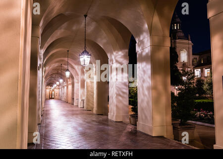 Nacht Blick auf die Kolonnade Umgebung historisches Rathaus Gebäude in Pasadena, Los Angeles County, Kalifornien; das Gebäude wurde in 1 abgeschlossen Stockfoto