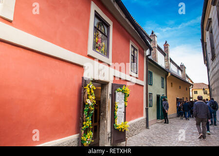 Prag, tschechische Republik - April 2018: Touristen im Golden Lane eine Straße in der Prager Burg, der ursprünglich im 16. Jahrhundert gelegene Schloss zu Haus Stockfoto