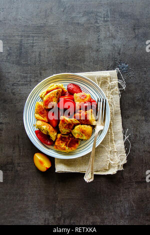 Frischen kaiserschmarren Flach. Traditionelle österreichische Pfannkuchen Dessert Stockfoto