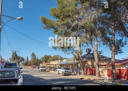 LUCKHOFF, SÜDAFRIKA, August 6, 2018: eine Straße, Szene, mit Unternehmen, Fahrzeuge und Personen, die in Luckhoff in der Provinz Stockfoto