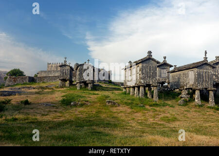 Berühmten mittelalterlichen Schloss und die alte Granit Barnes von Lindoso, nördlich von Portugal Stockfoto