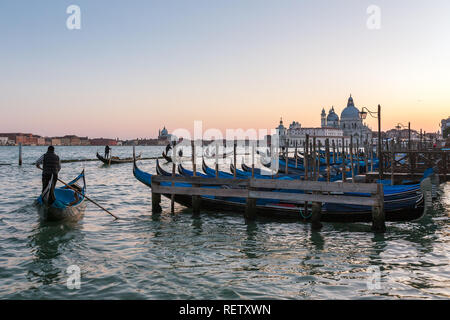 Venedig, Italien, 22. März 2018: Gondel Parkplatz mit Santa Maria della Salute an Hintergrund in Venedig, Italien Stockfoto