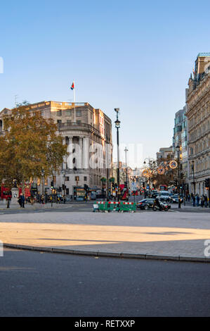 Trafalgar Square, London, England - November 18, 2018: Trafalgar Square, Weihnachtsdekoration 2018 ist sichtbar auf der Straße, die zu Charing Cross Stockfoto