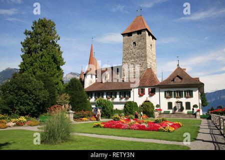 Spiez Schloss in Spitz durch den Thunersee, Niedersimmental, Kanton Bern, Schweiz, Europa Stockfoto