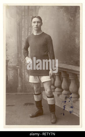 Ursprüngliche antike Studioporträtpostkarte der frühen 1900er Jahre des Fußballspielers der frühen 1900er Jahre, des Vintage-Fußballspielers/Rugbyspielers. Northampton, Großbritannien, um 1915 Stockfoto