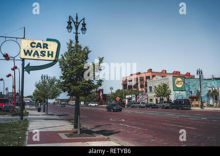 Detroit, Michigan, USA - Oktober 2018: Blick auf die Michigan Avenue in Corktown in Detroit in Michigan, USA. Detroit ist der größte und am Stockfoto