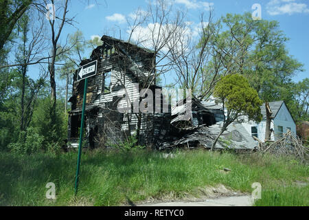 Detroit, Michigan, Mai, 2018: aufgegeben und beschädigte Einfamilienhaus in der Nähe der Innenstadt von Detroit. Stockfoto