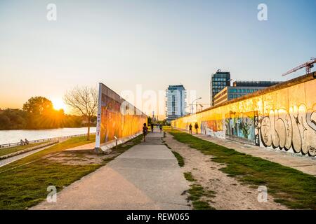 Berliner Mauer East Side Gallery und der Spree, Berlin-Friedrichshain, Berlin, Deutschland Stockfoto