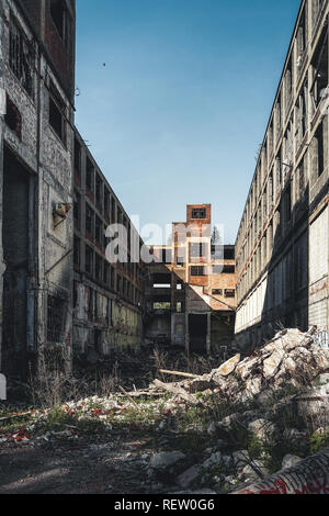 Detroit, Michigan, USA - Oktober 2018: Blick auf die verlassenen Packard Automotive Werk in Detroit. Der Packard Anlage erstreckt sich mehrere Stadt Stockfoto