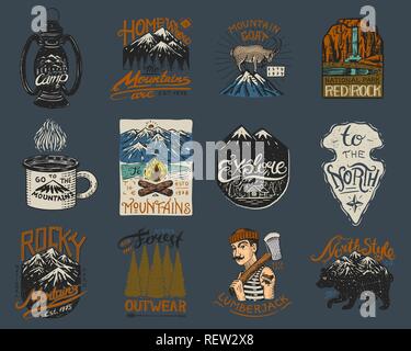 Camping Logos und Labels. Berge und Holzfäller, Braunbär, Bergziege, Pinien. Ausflug in den Wald, Outdoor und Abenteuer. Farbige Abzeichen auf dem Schwarzen Brett. Vintage Stifte gezeichnet. Stock Vektor