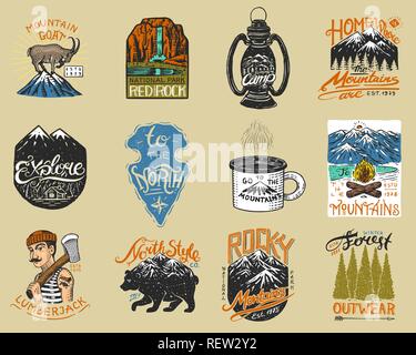 Camping Logos und Labels. Berge und Holzfäller, Braunbär, Bergziege, Pinien. Ausflug in den Wald, Outdoor, Abenteuer erwartet. Farbige Abzeichen auf dem Schwarzen Brett. Vintage Stifte gezeichnet. Stock Vektor