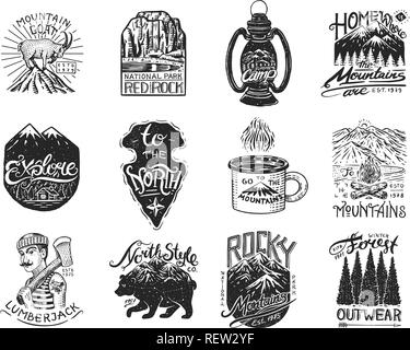 Camping Logos und Labels. Berge und Holzfäller, Braunbär, Bergziege, Pinien. Ausflug in den Wald, Outdoor, Abenteuer erwartet. Eingestellt von Abzeichen auf dem Schwarzen Brett. Vintage Stifte gezeichnet. Stock Vektor