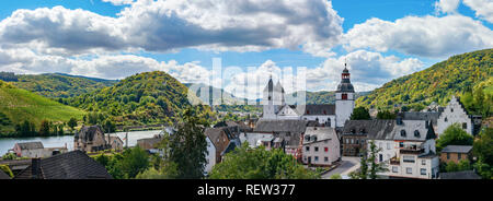 Blick auf das Dorf Treis-Karden mit der Saint Castor Abteikirche, die Mosel und die umliegenden Hügel. Cochem-Zell, Rheinland-Pfalz, Deutschland. Stockfoto