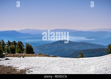 Blick Richtung Almanor See vom trail Lassen Peak, Lassen Volcanic National Park, Northern California Stockfoto