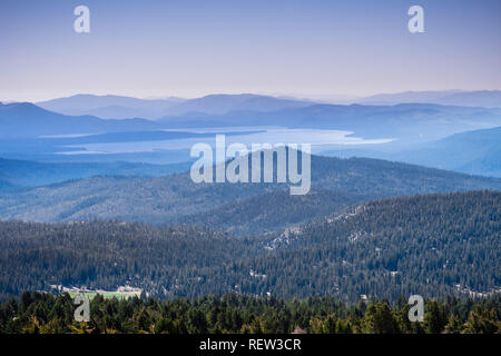 Blick Richtung Almanor See vom trail Lassen Peak, Lassen Volcanic National Park, Northern California Stockfoto