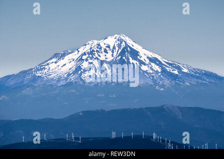 Die schneebedeckten Gipfel des Shasta Berg; Windkraftanlagen im Vordergrund; Northern California Stockfoto