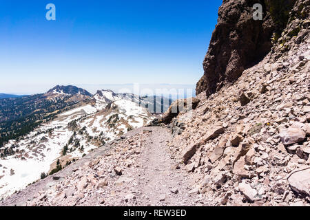 Wanderweg zu Lassen Peak; Lassen Volcanic National Park; Rauch aus einem wildfire im Hintergrund sichtbar, die das Tal; Northern California Stockfoto