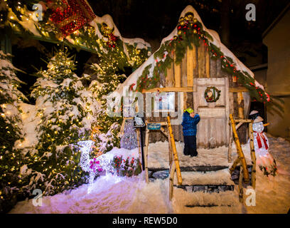 Cute Baby boy in Santa Claus Village Stockfoto