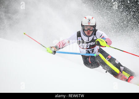 Zagreb, Kroatien - 6. Januar 2019: Istok Rodes aus Kroatien konkurriert während des Audi FIS Alpine Ski World Cup Mens Slalom, Snow Queen Trophy 2019 in Stockfoto