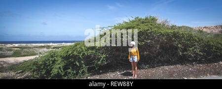 Junge Mädchen Wandern auf Aruba Stockfoto