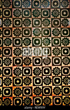 Yellow and black tile with different pattern, wall in Spain Stockfoto
