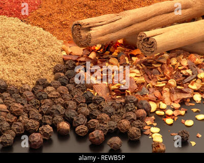 Food Ingredients - Verschiedene warme und heiße Gewürze auf einem Tisch Stockfoto