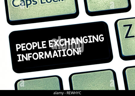 Wort schreiben von Menschen zum Austausch von Informationen. Business Konzept für die Übergabe von Informationen von einer auf eine andere Taste der Tastatur Absicht zu erstellen berechnen Stockfoto