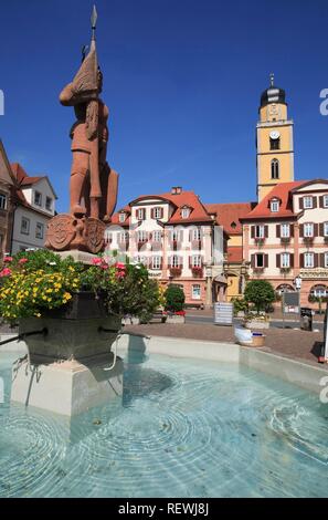 St. Johannes Baptist Kathedrale und 2 Häuser auf dem Marktplatz, Bad Mergentheim an der Tauber, in Baden-Wuerttemberg Stockfoto