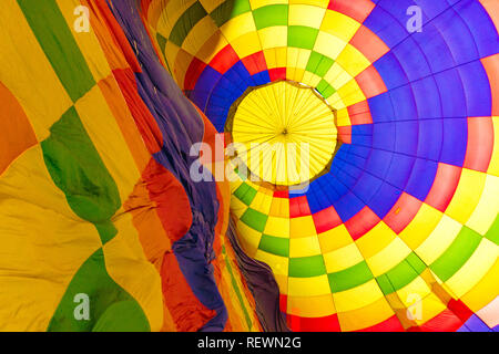 Unten Blick von innen auf die bunten Ballons Kuppel Stockfoto