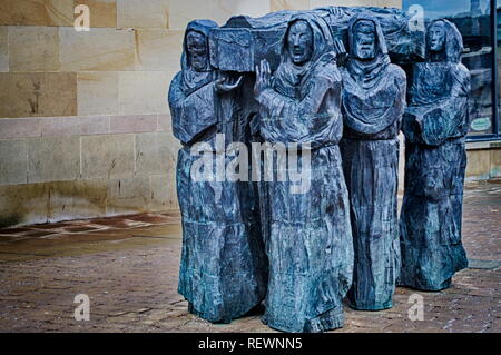 Die Reise von Fenwick Lawson in Millennium Square Durham City, Darstellung der Reise von St. Cuthbert Körper Durham Cathedral - Farbe Stockfoto