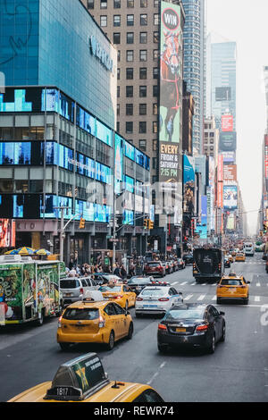 New York, USA - 30. Mai 2018: Gelbe Taxis auf der Straße in New York, USA, im Sommer. Gelbe Taxis werden weltweit als Symbole der Stadt anerkannt. Stockfoto