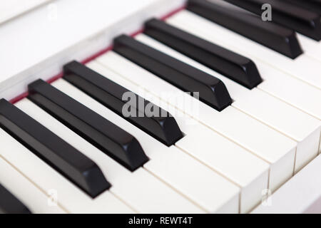 In der Nähe von schwarzen und weißen Tasten. Flach tief. Stockfoto