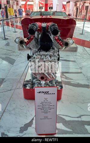 Ferrari Motor block an der Ferrari World Theme Park Eingang. Februar 2014 in Abu Dhabi, Vereinigte Arabische Emirate Stockfoto